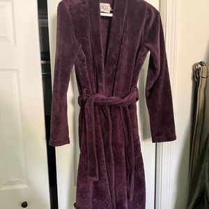 Ugg robe size medium Sherpa to small for me